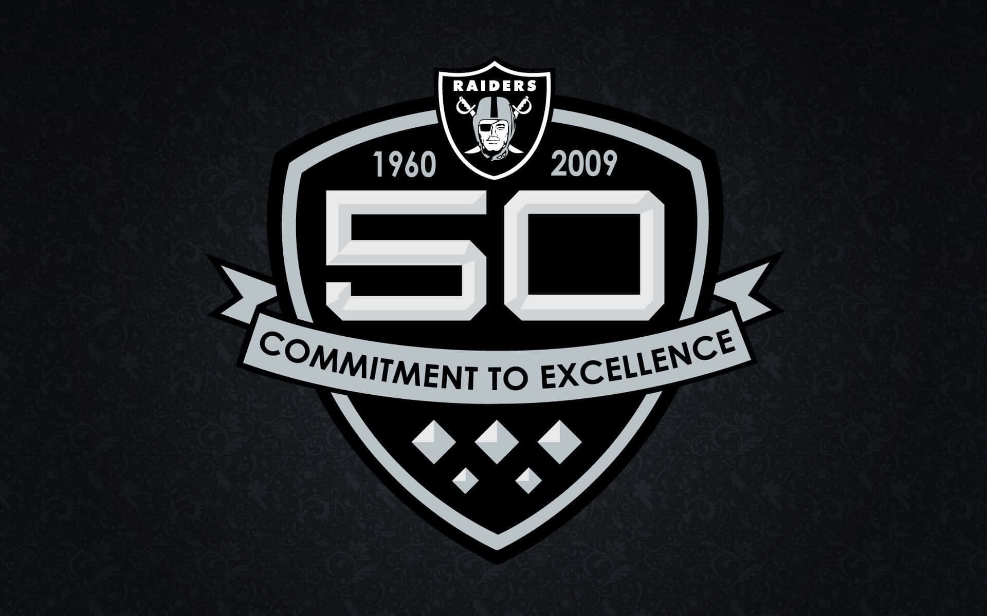 奧克蘭突襲者50週年 壁紙 — 一個大膽的黑銀色 Raiders 50 週年標誌，帶有 'Commitment to Excellence' 字樣，置於深色紋理背景上。
