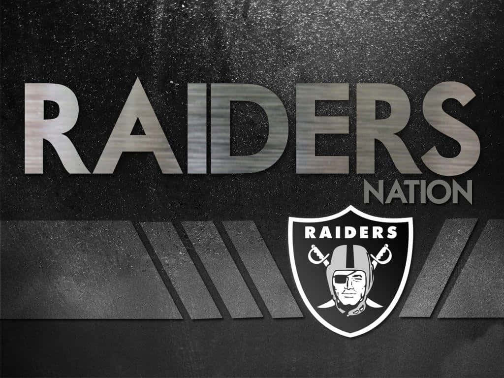 奧克蘭突襲者展望未來 壁紙 — 大膽的金屬質感 'RAIDERS NATION' 文字和球隊標誌，位於帶有對角線條紋的紋理深灰色背景上。
