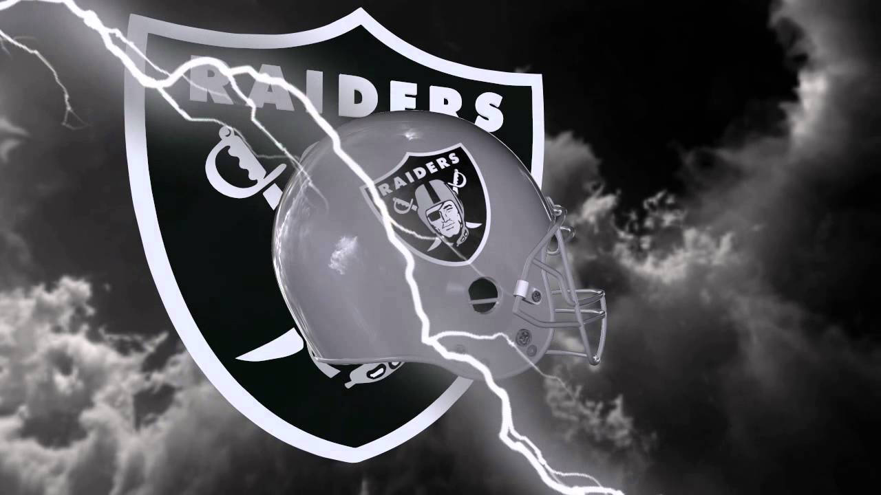 Raiders 頭盔和標誌在暴風雨的天空中被閃電劈開。