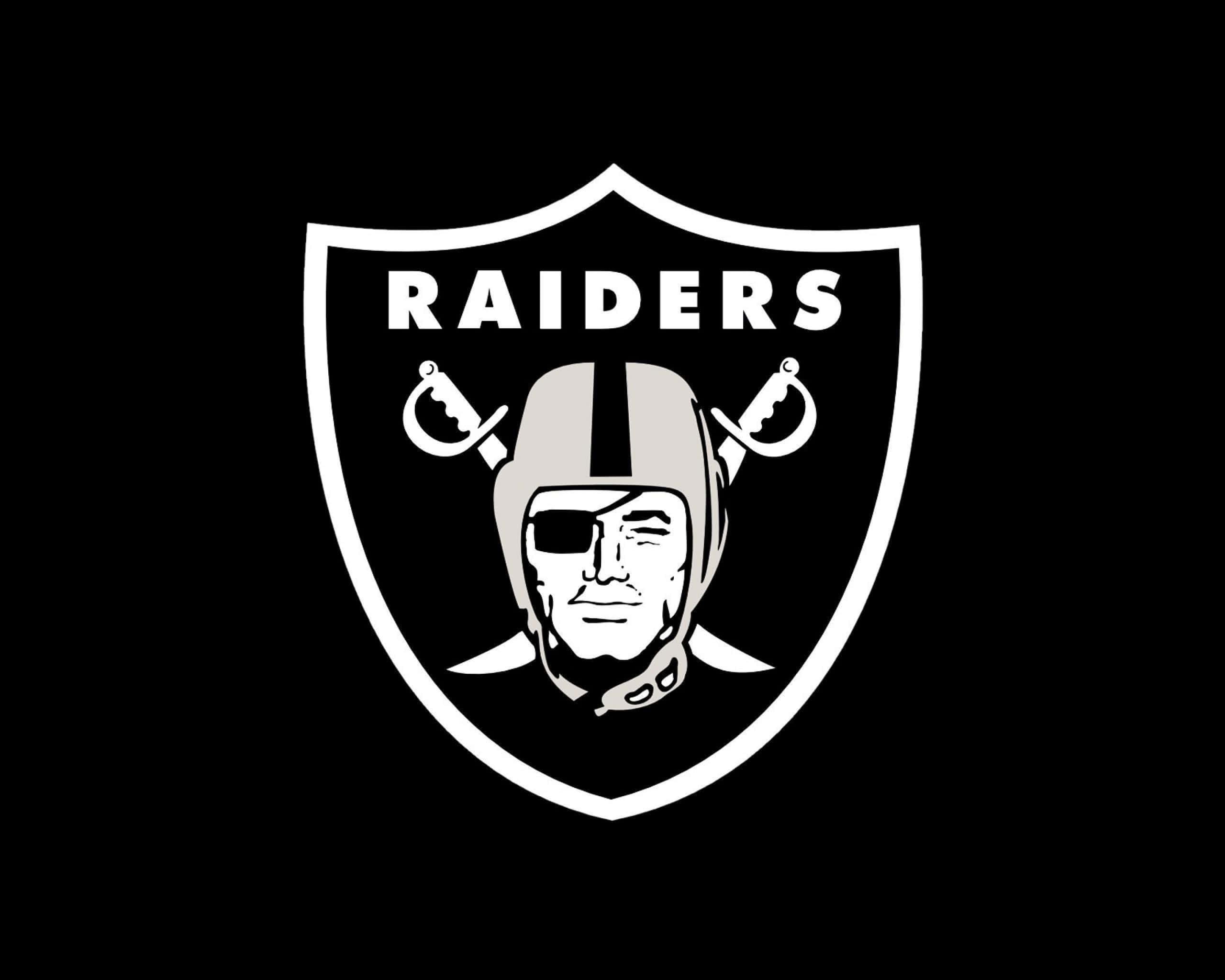奧克蘭突襲者隊徽黑底 壁紙 — 一個鮮明的黑白 Raiders 標誌，黑色背景上有一個戴頭盔的臉和交叉的劍。