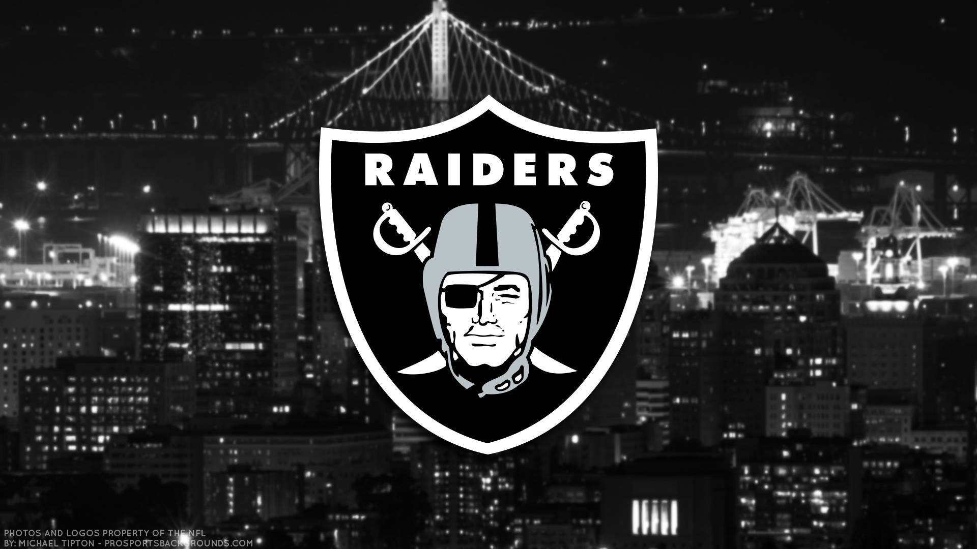 Raiders 標誌在夜晚城市上空，有橋樑和起重機