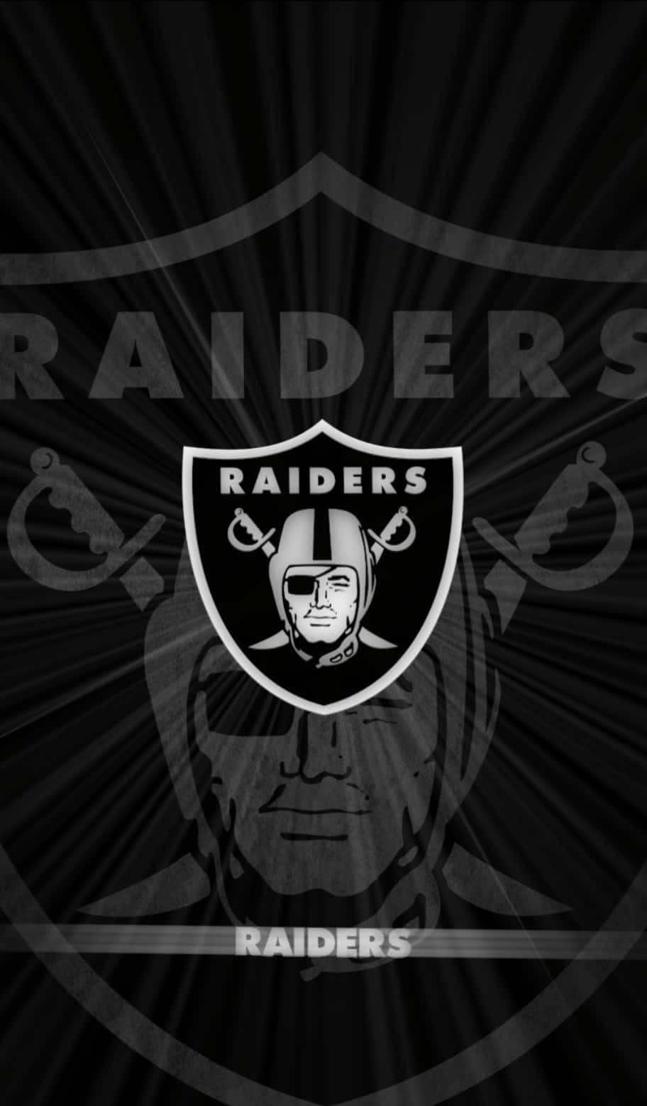 奧克蘭突襲者隊隊徽 壁紙 — 大膽的黑白 Raiders 標誌，中央盾牌散發出骷髏頭和交叉劍，背景為深色。
