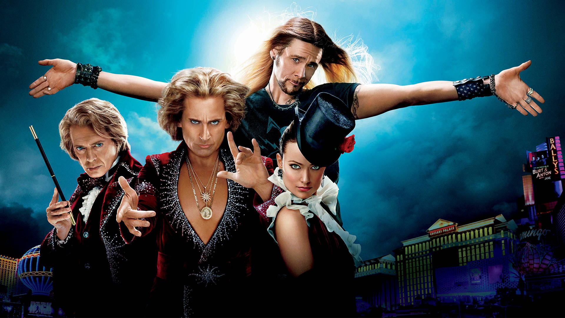 奧利維亞·王爾德在《 The Incredible Burt Wonderstone 》電影中 壁紙 — 四位魅力四射的表演者在暴風雨藍天下，以霓虹燈照亮的拉斯維加斯天際線為背景，擺出戲劇性的姿勢。