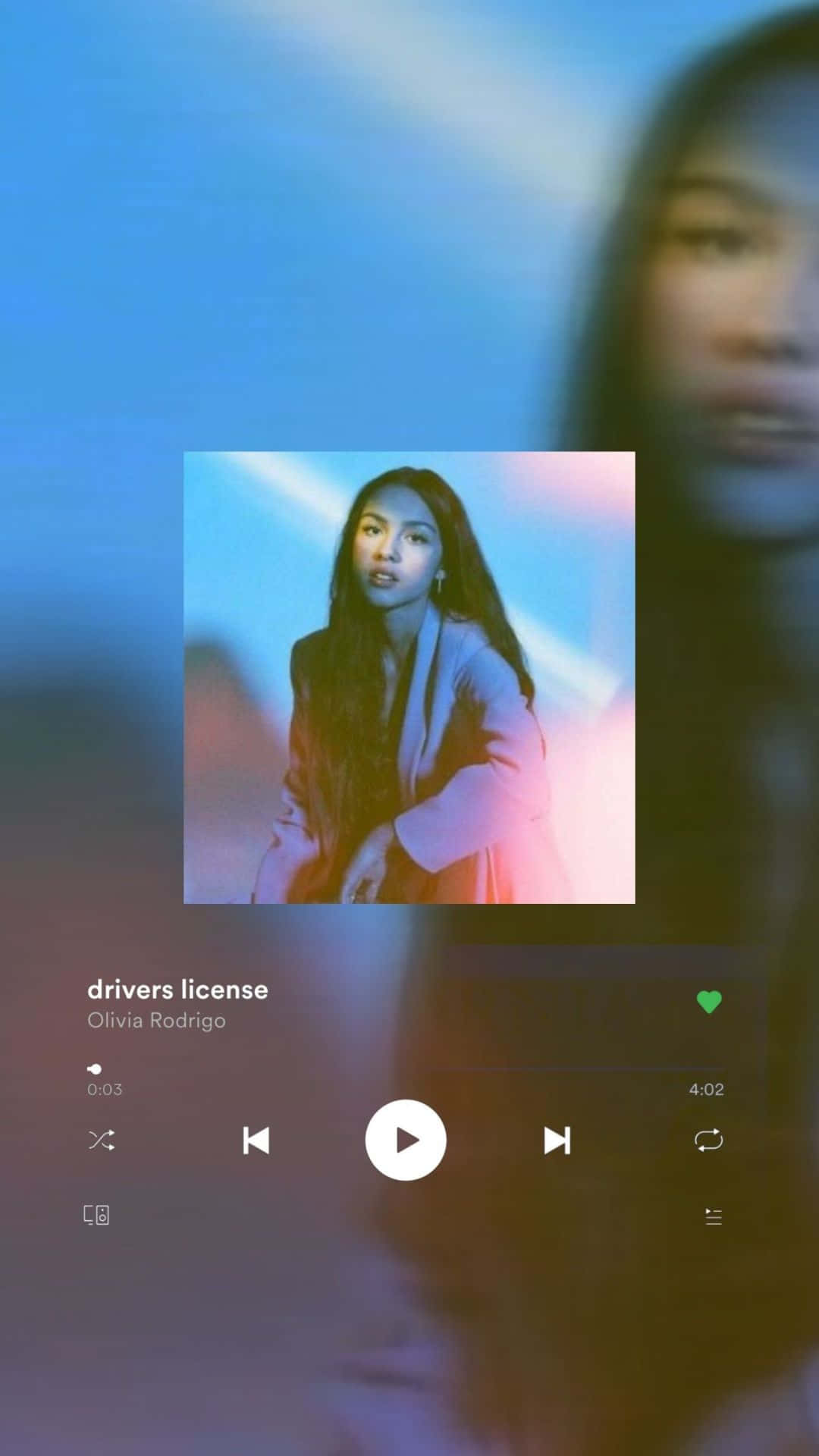 音樂播放器顯示 Olivia Rodrigo 的歌曲 drivers license 及肖像。