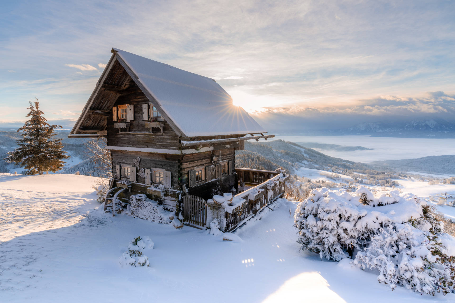 日出時雪山上木屋與山谷景觀