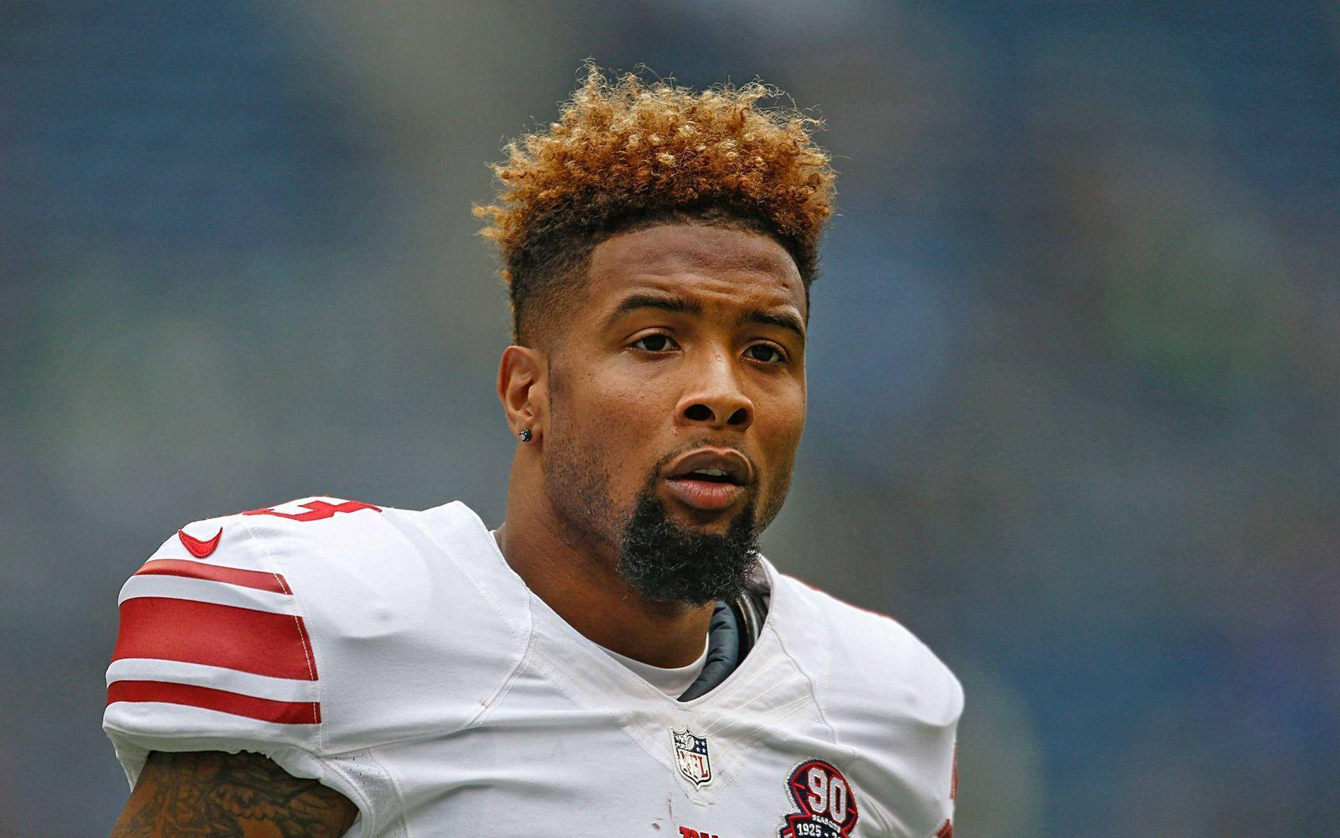 日間比賽中穿著帶有紅色條紋的白色球衣的NFL美式足球員
