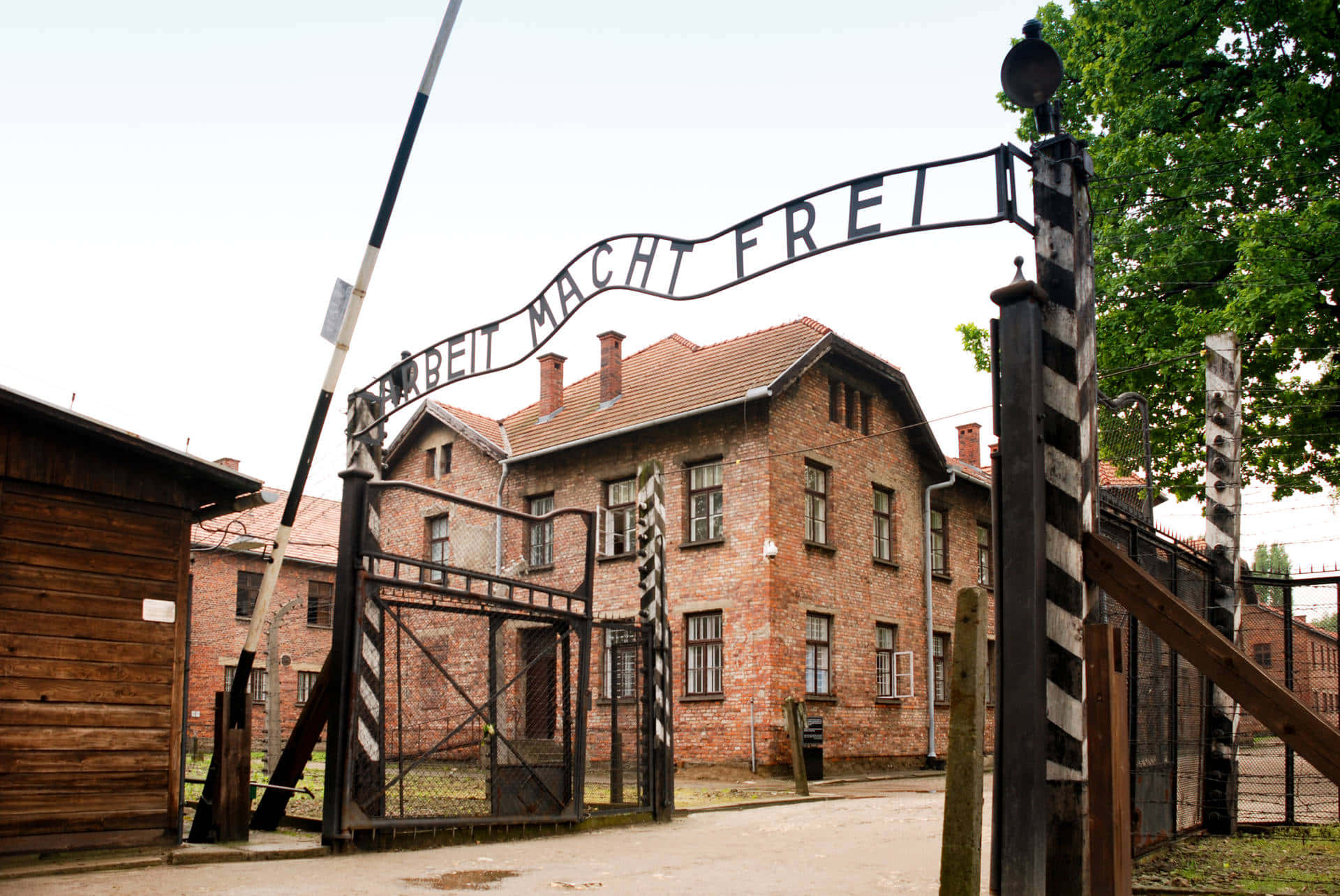 奧斯威辛集中營入口大門，帶有「Arbeit Macht Frei」標語。