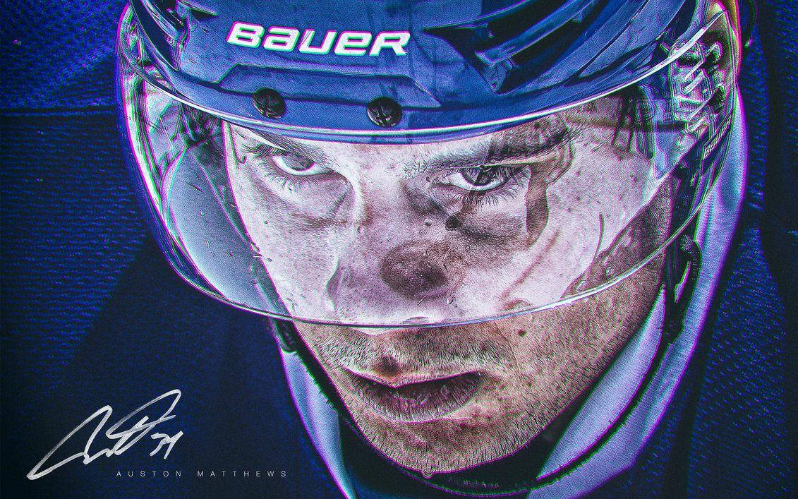 奧斯頓·馬修斯賽場近照 壁紙 — 冰球運動員 Auston Matthews 戴著 Bauer 頭盔的特寫，在充滿活力的藍色和紫色燈光下，眼神專注而強烈。