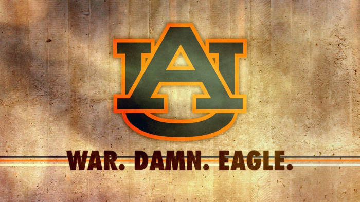 奧本大學標誌（橙色和綠色）在木質背景上，帶有口號 war damn eagle