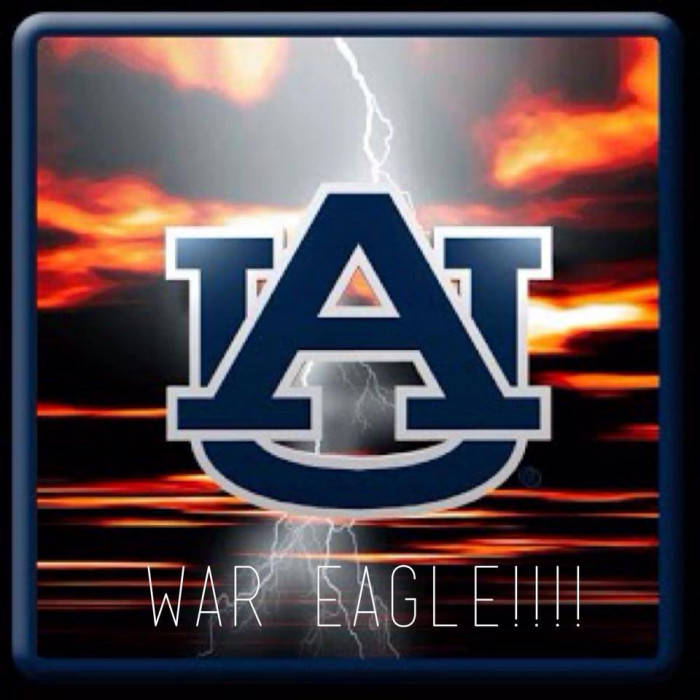 奧本大學標誌，帶有閃電，背景是熾熱的日落天空，並有「WAR EAGLE!!!」文字。