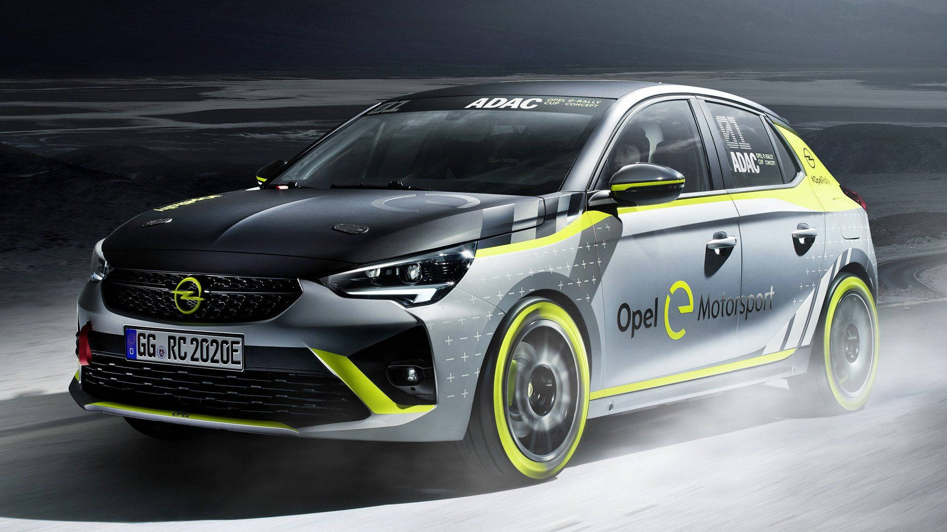 Opel e-Motorsport賽車在夜間濕滑賽道上疾馳，帶有黃色點綴。