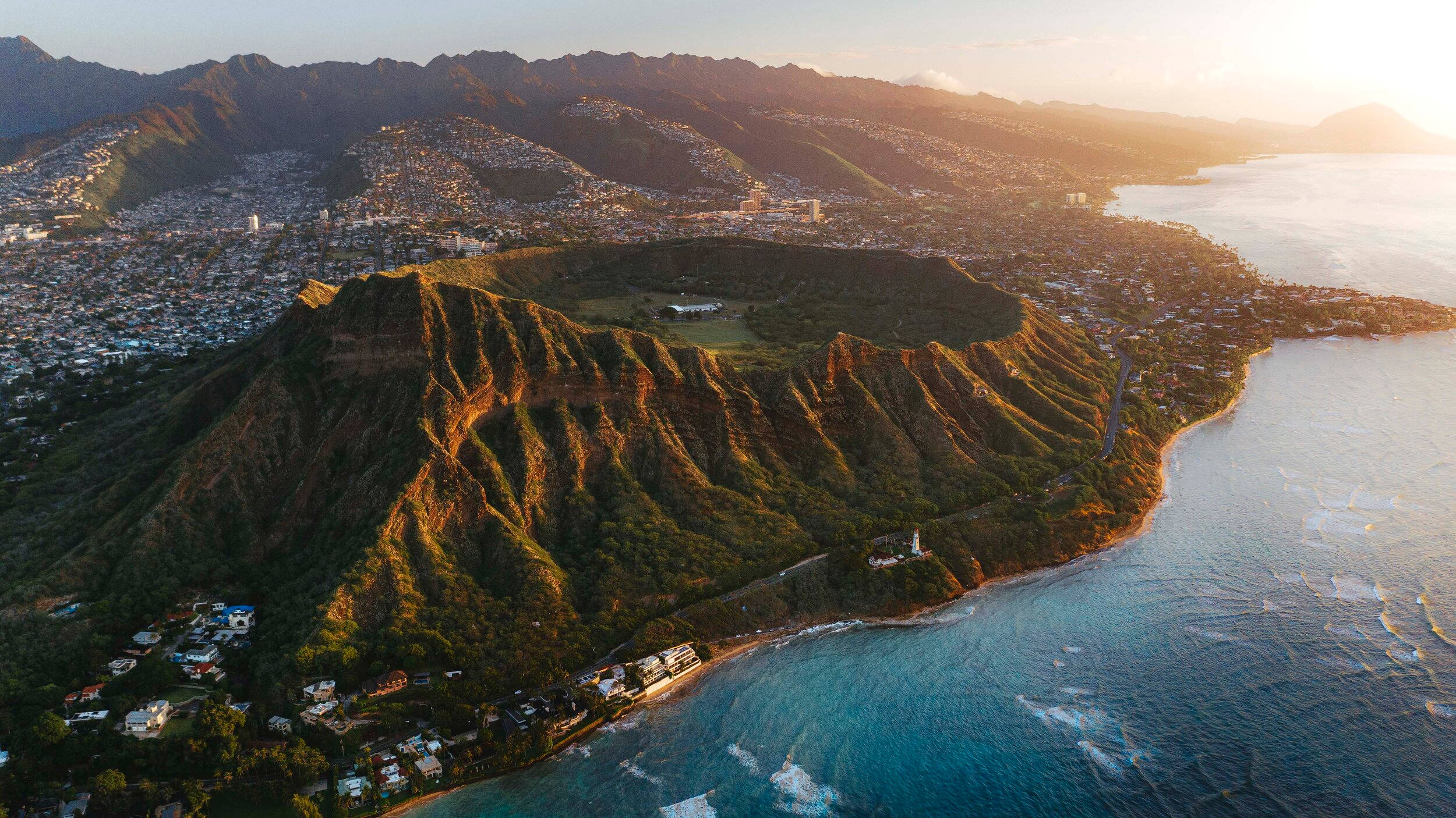 奧胡島鑽石頭火山錐 壁紙 — 鑽石頭火山口在黃金時刻的鳥瞰圖，綠松石色的海浪拍打著海岸。