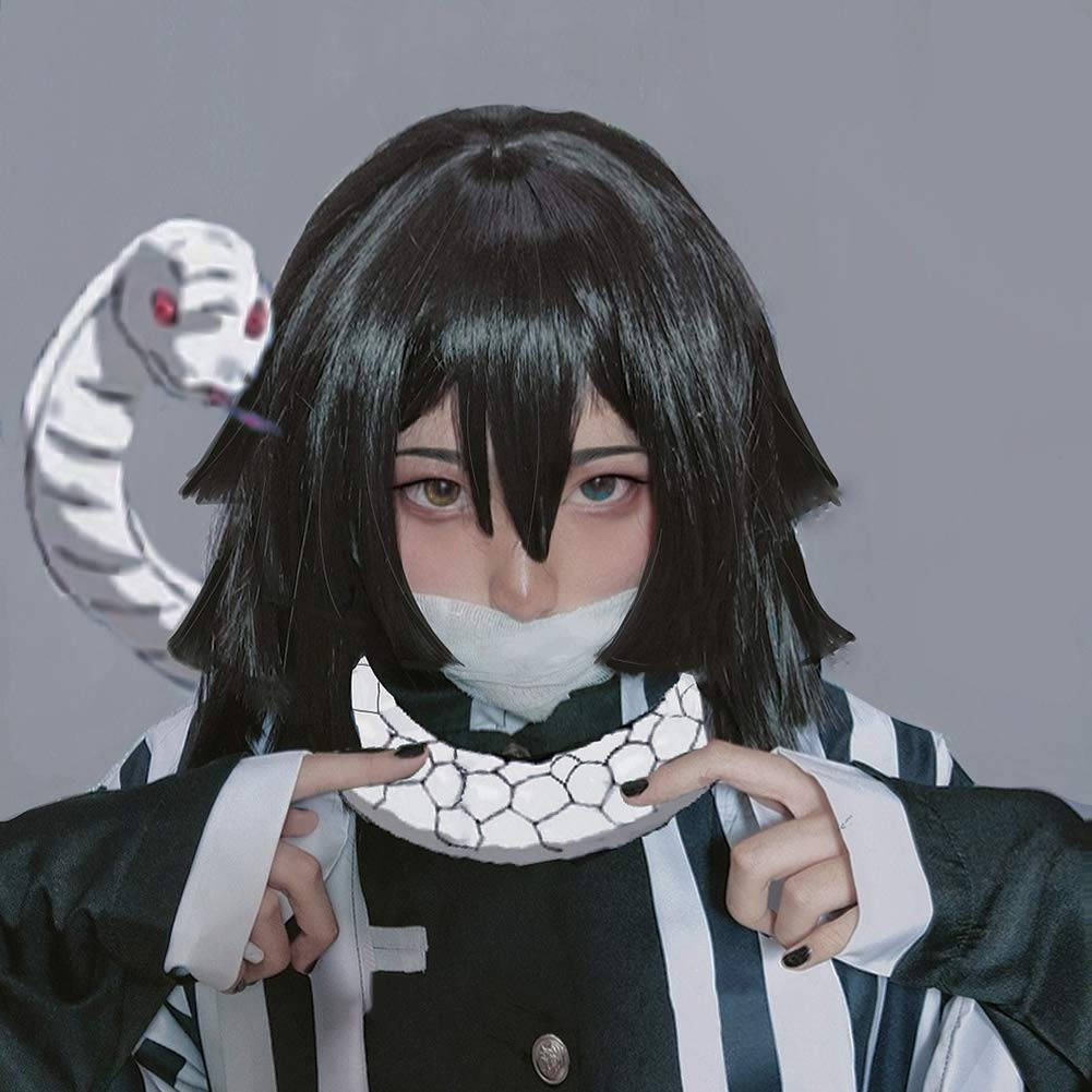 奧芭奈·伊古羅角色扮演者 壁紙 — 一位穿著黑白條紋服裝的角色扮演者手持蛇主題面具，一條紅眼白蛇纏繞在他們身後。