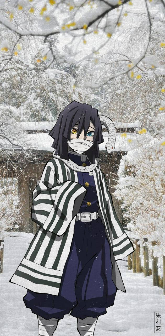 奧芭奈·伊古羅雪林場景 壁紙 — 一個戴著面具的動漫角色，身穿條紋外套，站在雪地森林中，黃葉飄落，樹枝光禿。