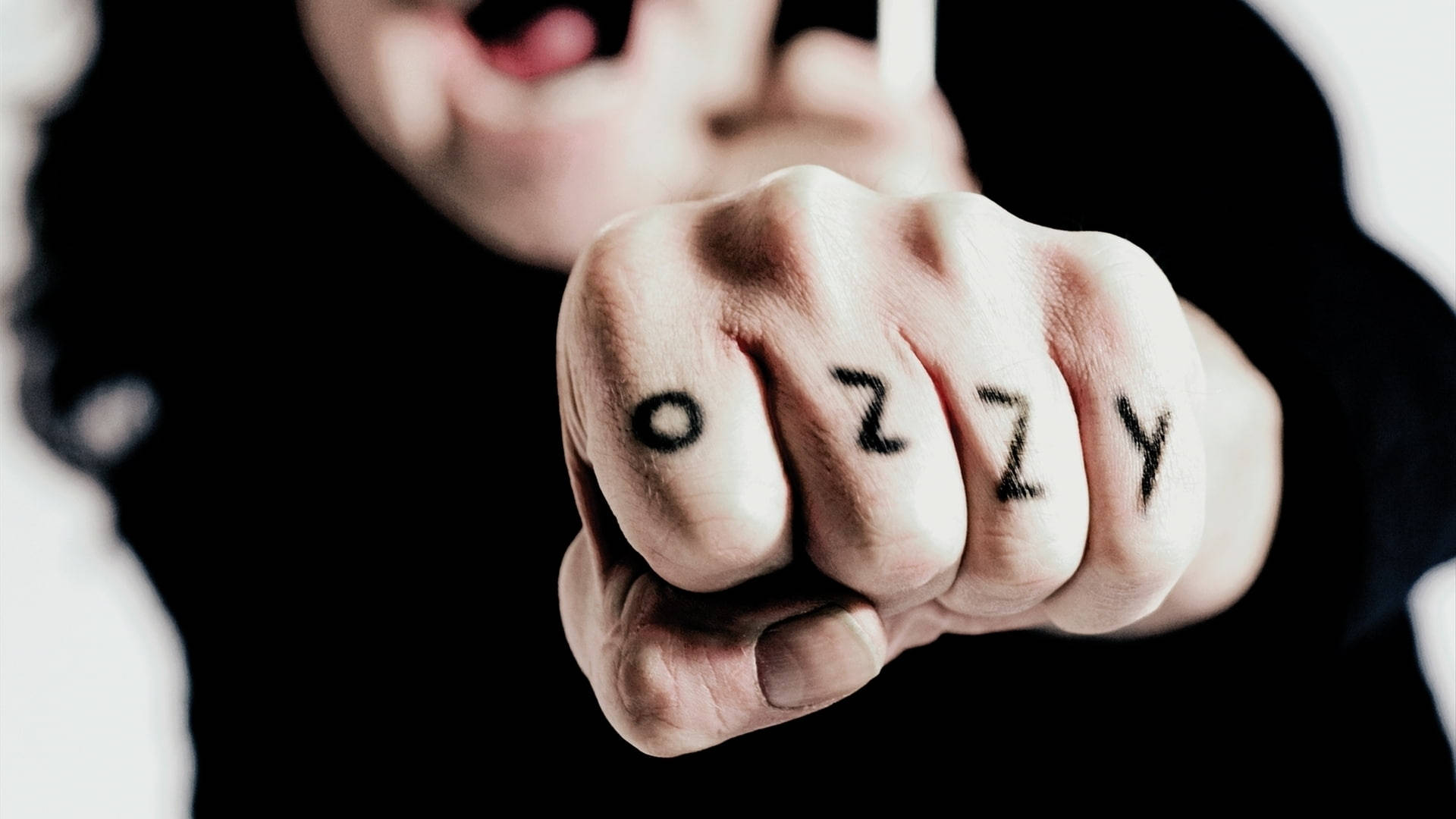 一個人的拳頭，拳頭上寫有「OZZY」字樣。