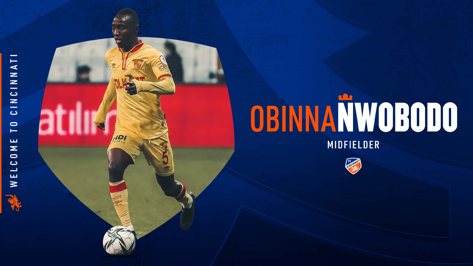 足球員 Obinna Nwobodo 身穿黃色球衣在藍色圖形背景的球場上運球。