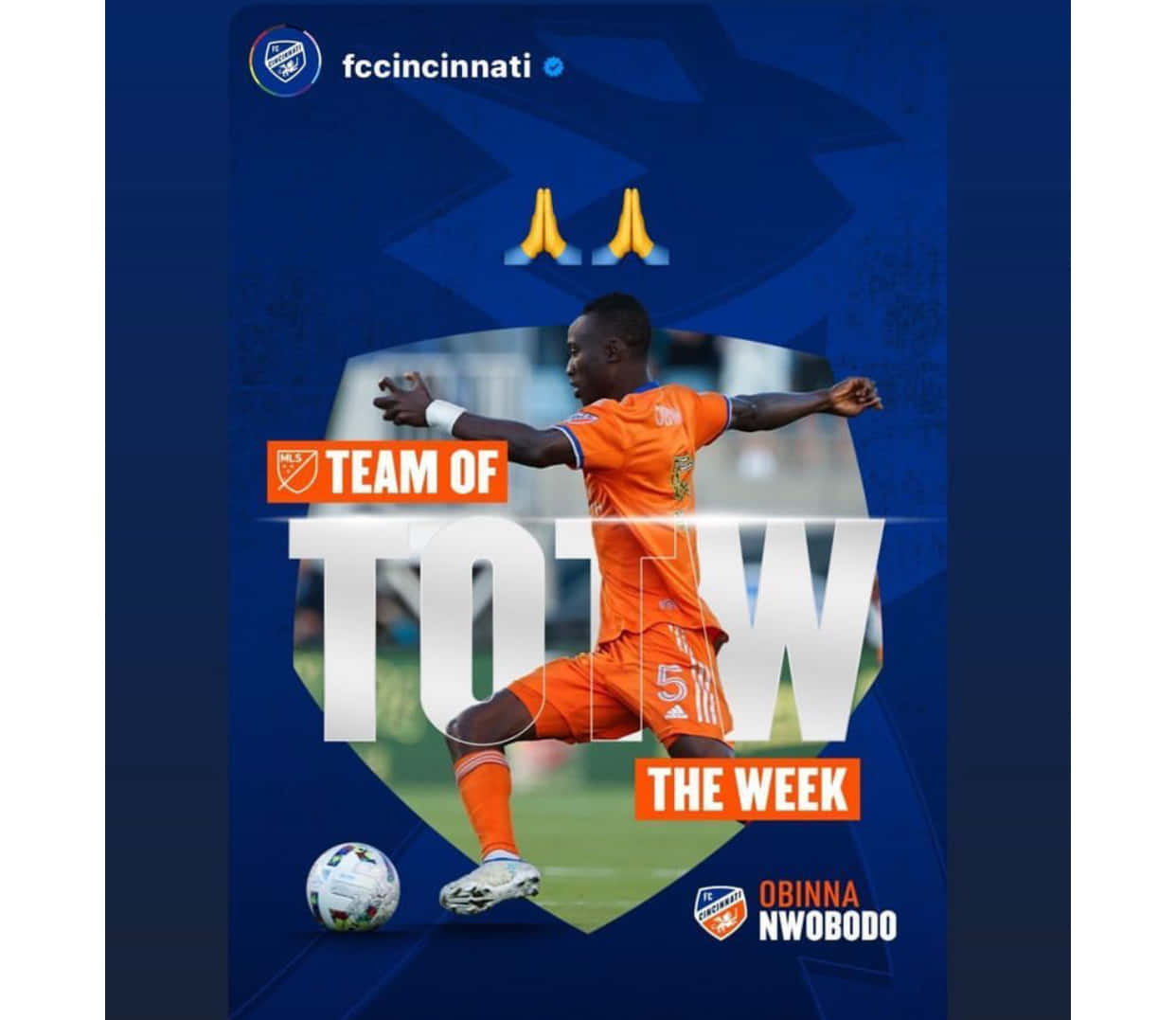身穿橙色球衣的足球員踢球，附有「Team of the Week」圖形。