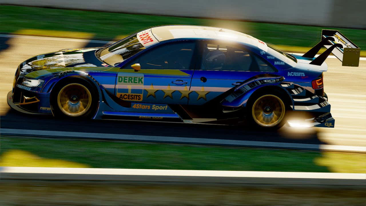 奧迪5系列 720p Project Cars 背景 壁紙 — 一輛藍色和金色的賽車在賽道上疾馳，動態模糊強調了它的速度。