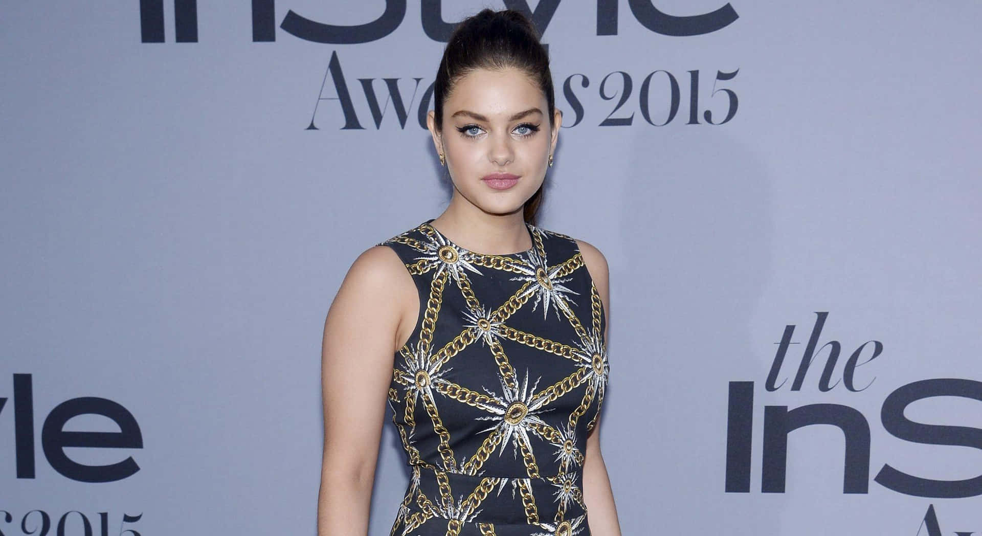 2015年InStyle Awards紅地毯上身穿黑金鏈條裙的女性。