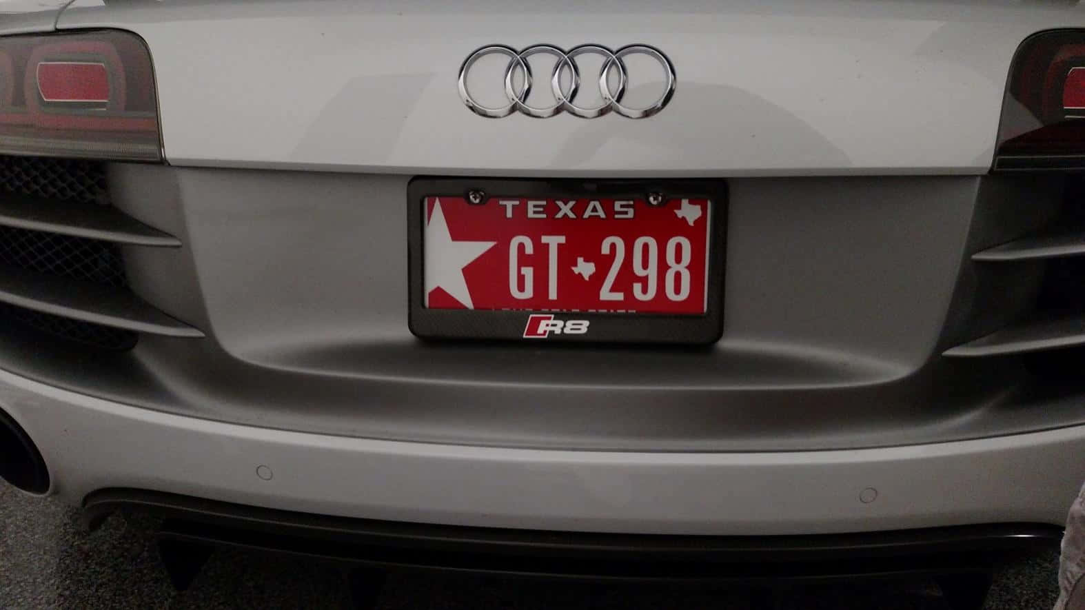奧迪車配德州紅色車牌 壁紙 — 銀色奧迪R8車尾特寫，帶有德州車牌，紅色星星及GT-298登記號碼。