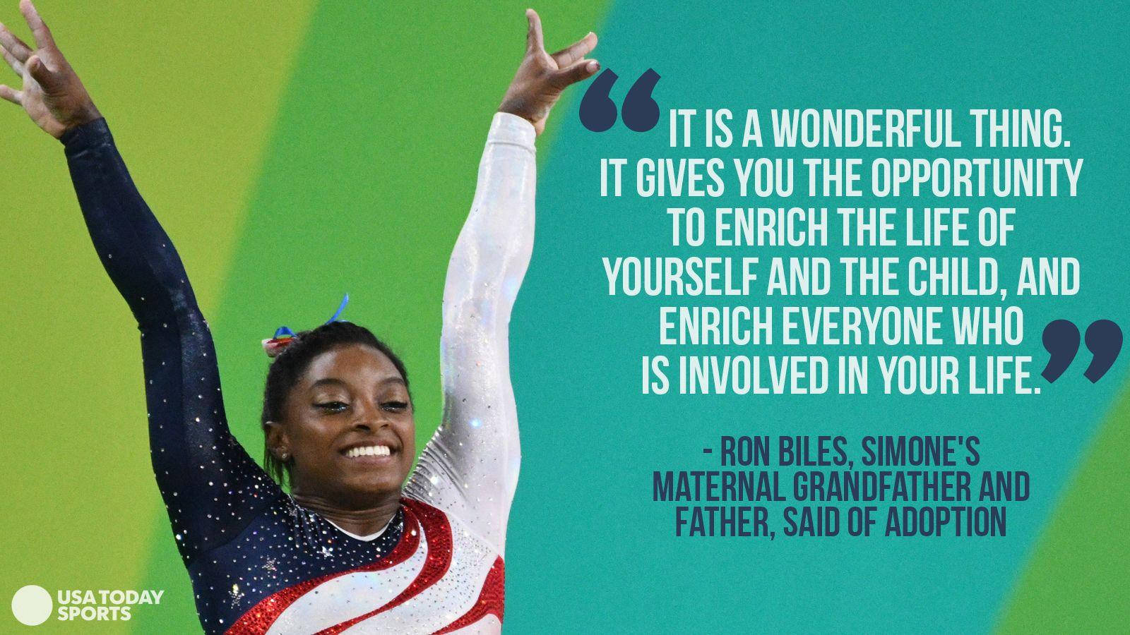 Simone Biles 穿著她的美國體操緊身衣，引用一句關於收養的名言來慶祝。