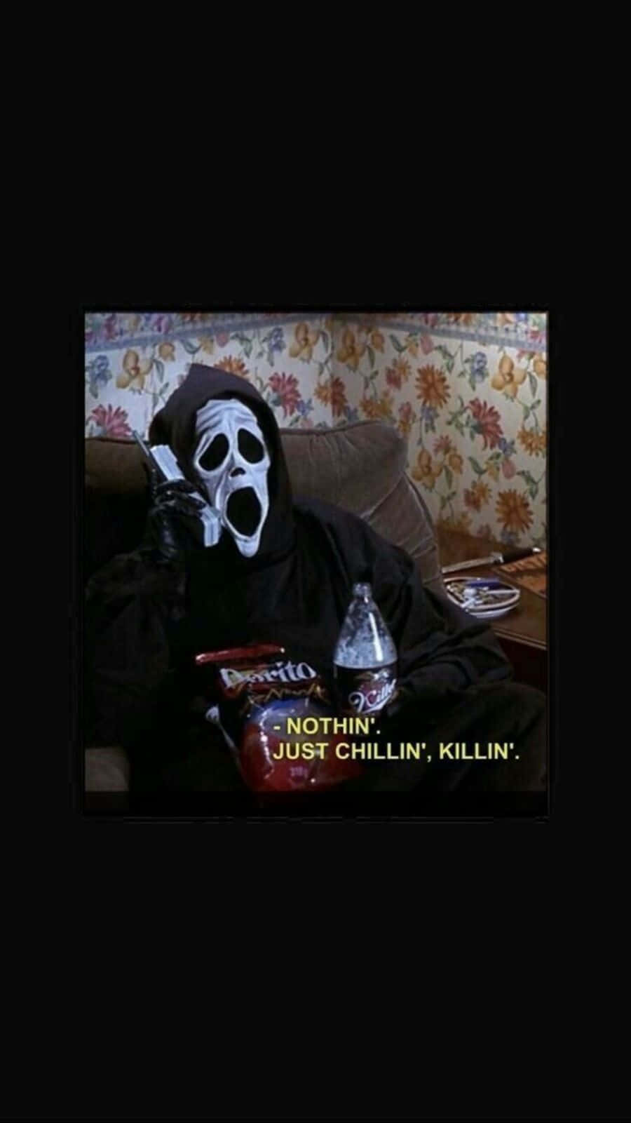 Ghostface Aesthetic 桌布 壁紙 — 《奪命狂呼》的鬼面人坐在花卉牆紙沙發上，手持電話和Dorito薯片袋，旁邊有一瓶汽水。