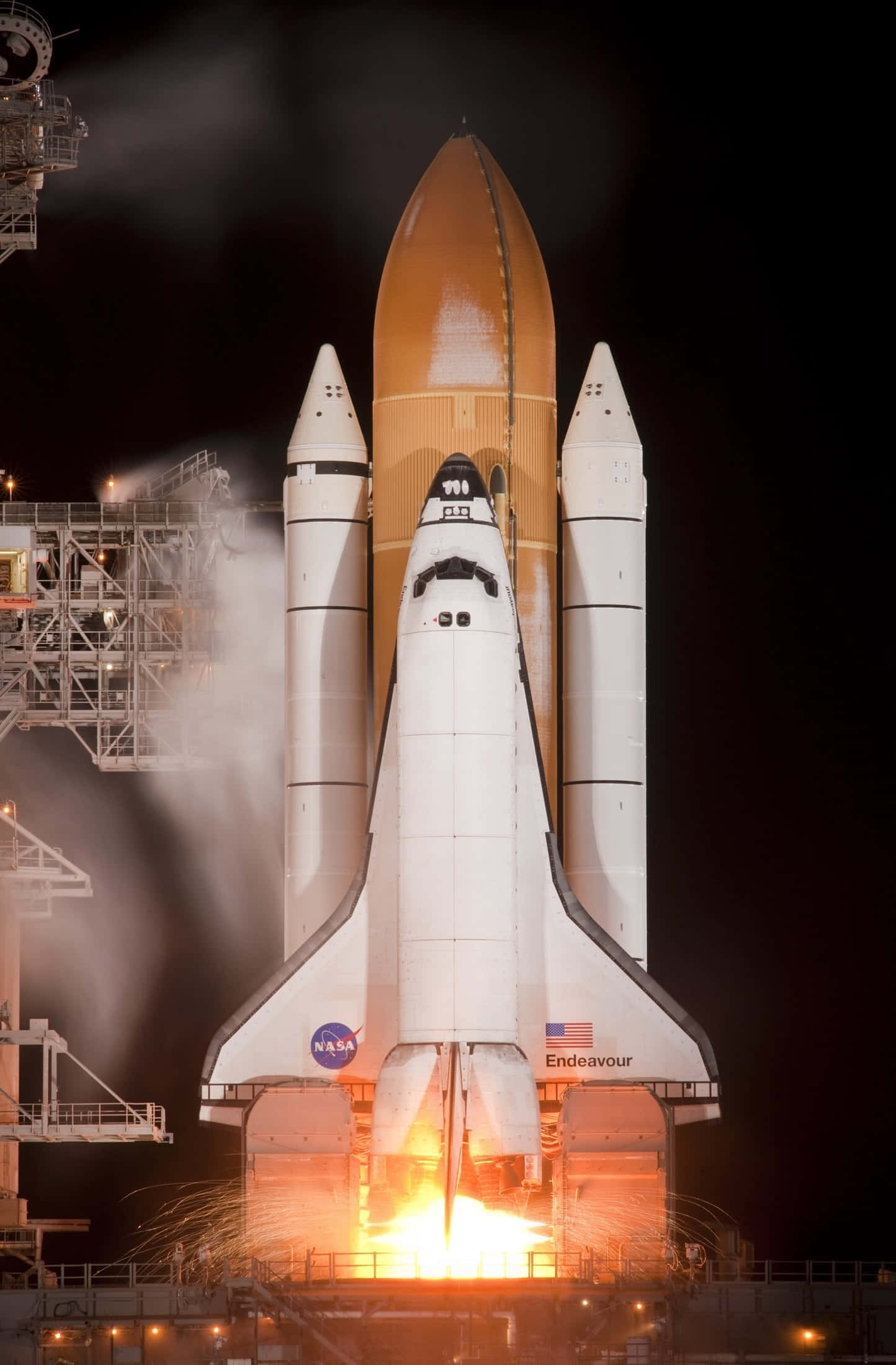 Space Mission 桌布 壁紙 — 奮進號太空穿梭機在夜間點燃引擎，帶著熾熱的廢氣和滾滾蒸氣衝入黑暗。