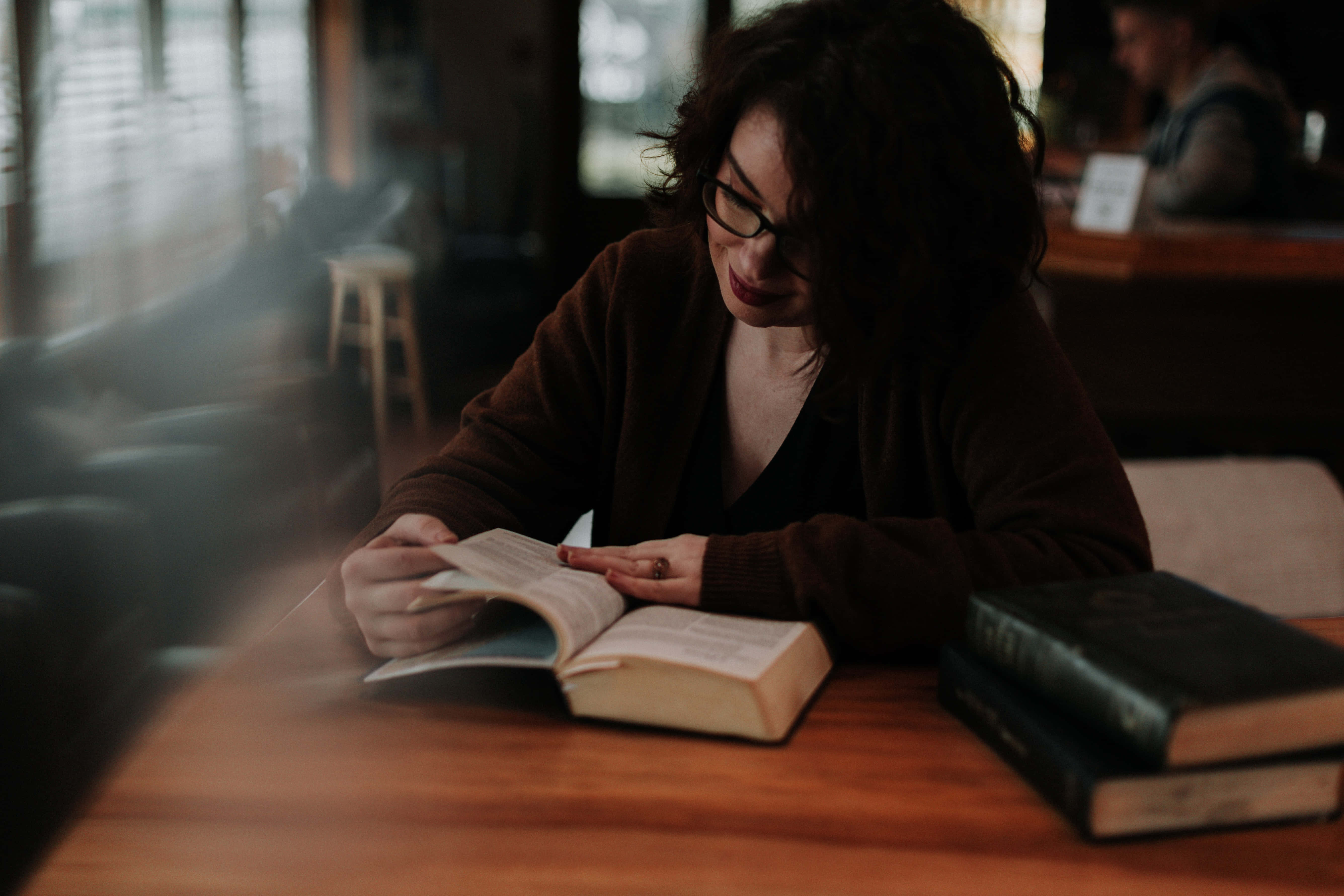 女人喺枱邊睇書 壁紙