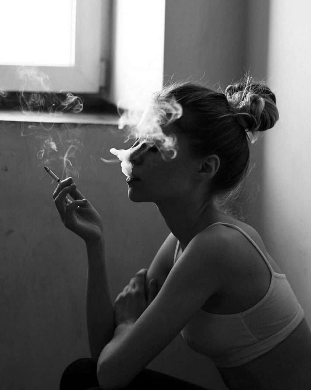 女人在窗前吸煙 壁紙