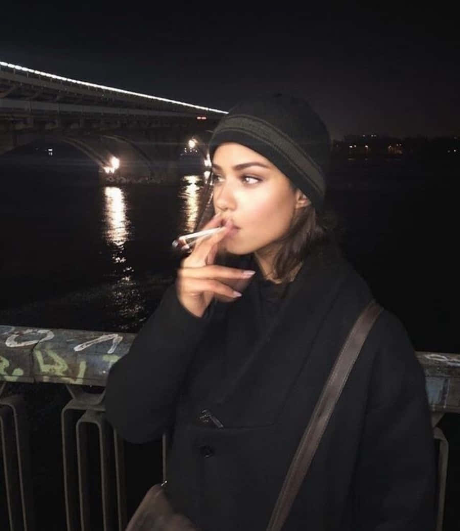 女人夜晚在橋上抽煙 壁紙