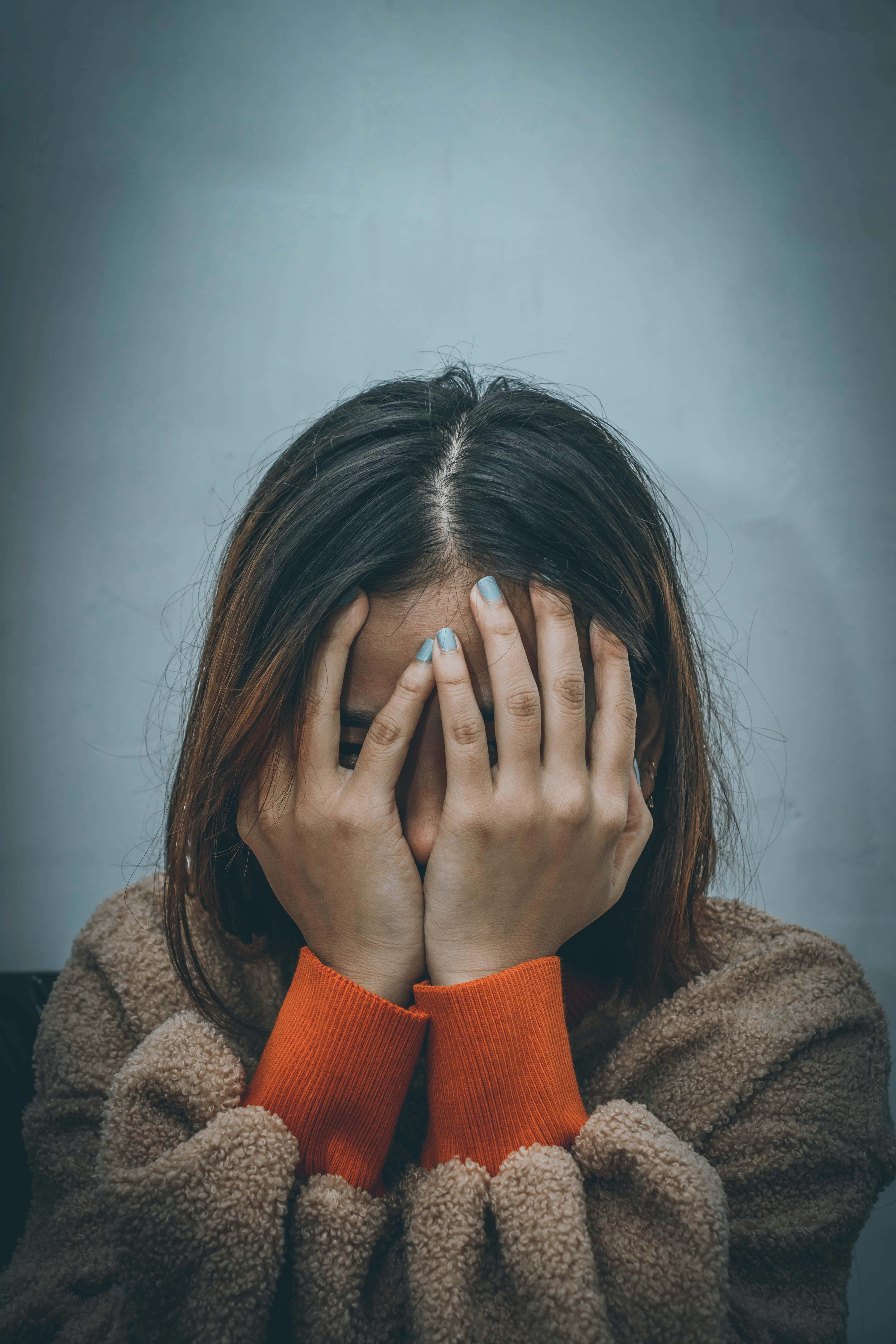 女人用雙手掩面 壁紙