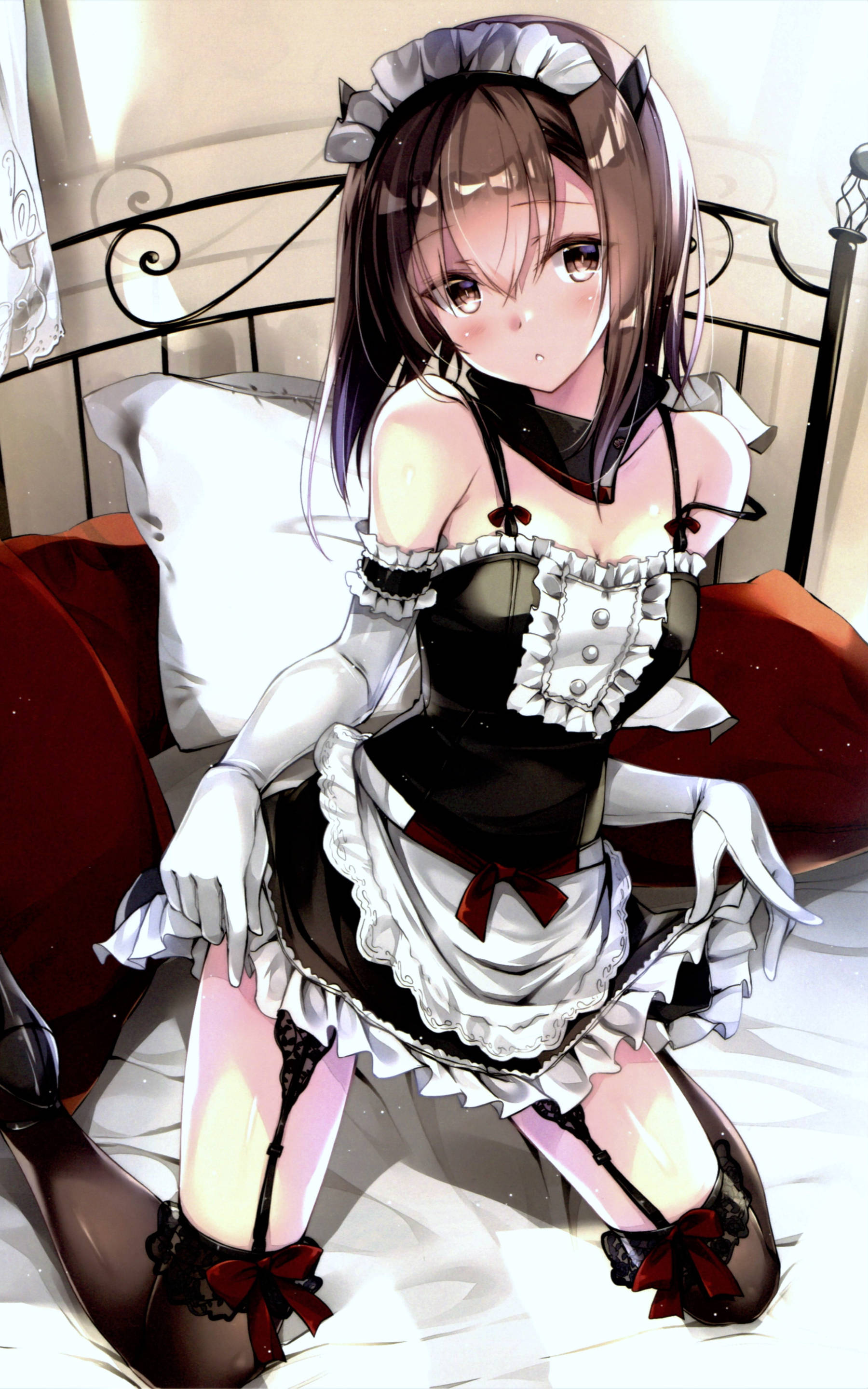 女僕 ecchi 女孩 壁紙 — 一個可愛的貓耳動漫女僕坐在床上，穿著帶有紅色蝴蝶結的黑白荷葉邊服裝。