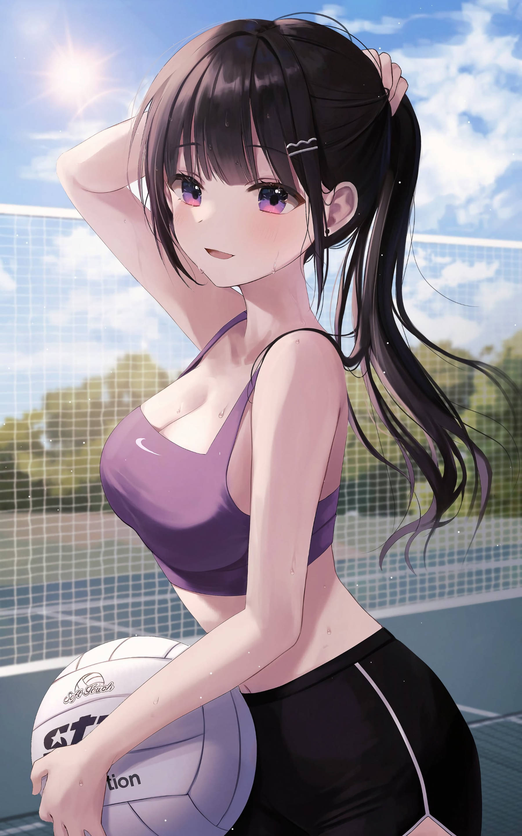 女僕排球少女 壁紙 — 黑髮紫眼的動漫女孩在晴朗的藍天下，於陽光明媚的戶外球場上拿著排球。