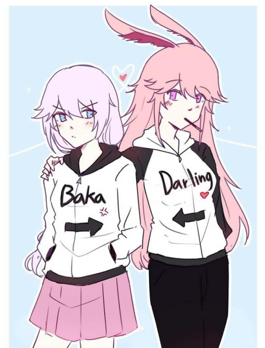 女同性戀動漫可愛粉紅連帽衫情侶 壁紙 — 兩個動漫女孩穿著印有「Baka」和「Darling」字樣的相配連帽衫，在柔和的藍色背景前緊靠在一起。