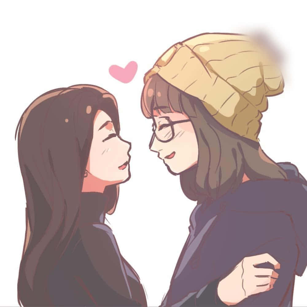 女同性戀動漫情侶與心形圖標 壁紙 — 兩個戴眼鏡和冷帽的動漫風格女孩分享一個溫柔的時刻，一個粉紅色的心在他們之間漂浮。