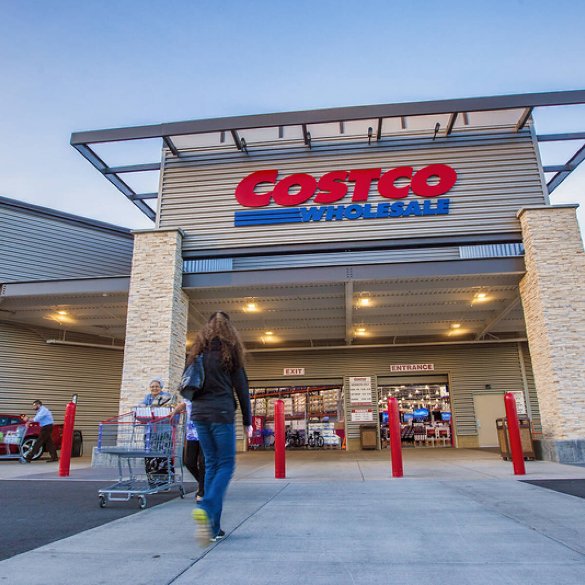 購物者在黃昏時分進出Costco Wholesale商店。