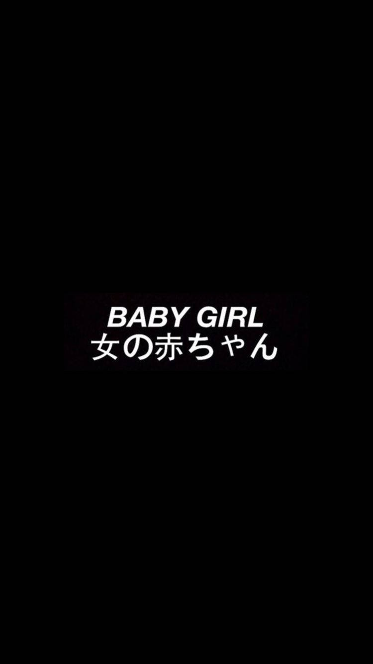 黑色背景上寫有 BABY GIRL 和 女の赤ちゃん 的白色文字
