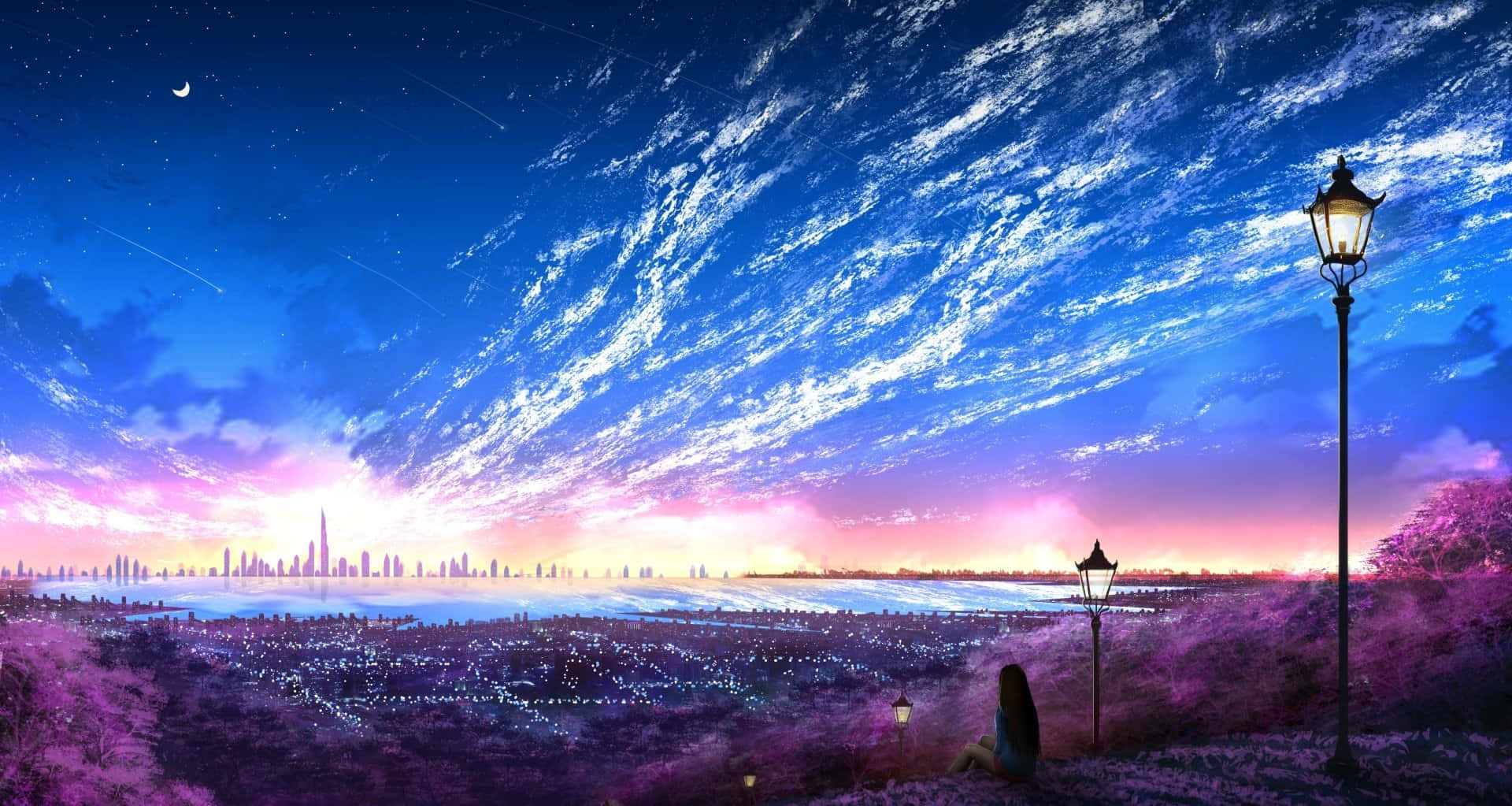 女子俯瞰城市黃昏天空 壁紙 — 一個孤獨的身影坐在發光的街燈下，凝視著城市天際線，背景是充滿宇宙雲彩和新月的 vibrant 暮色天空。