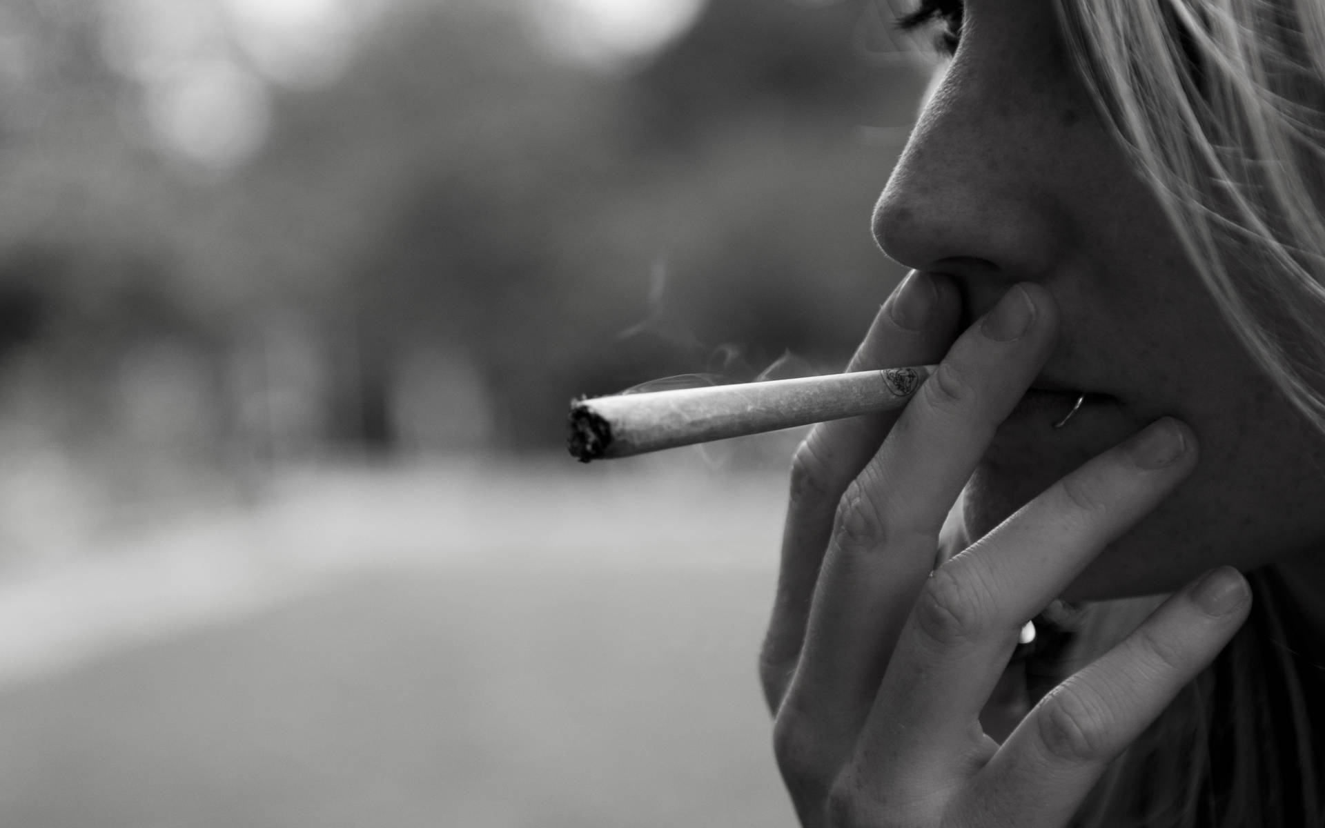 黑白戶外吸煙人物特寫。