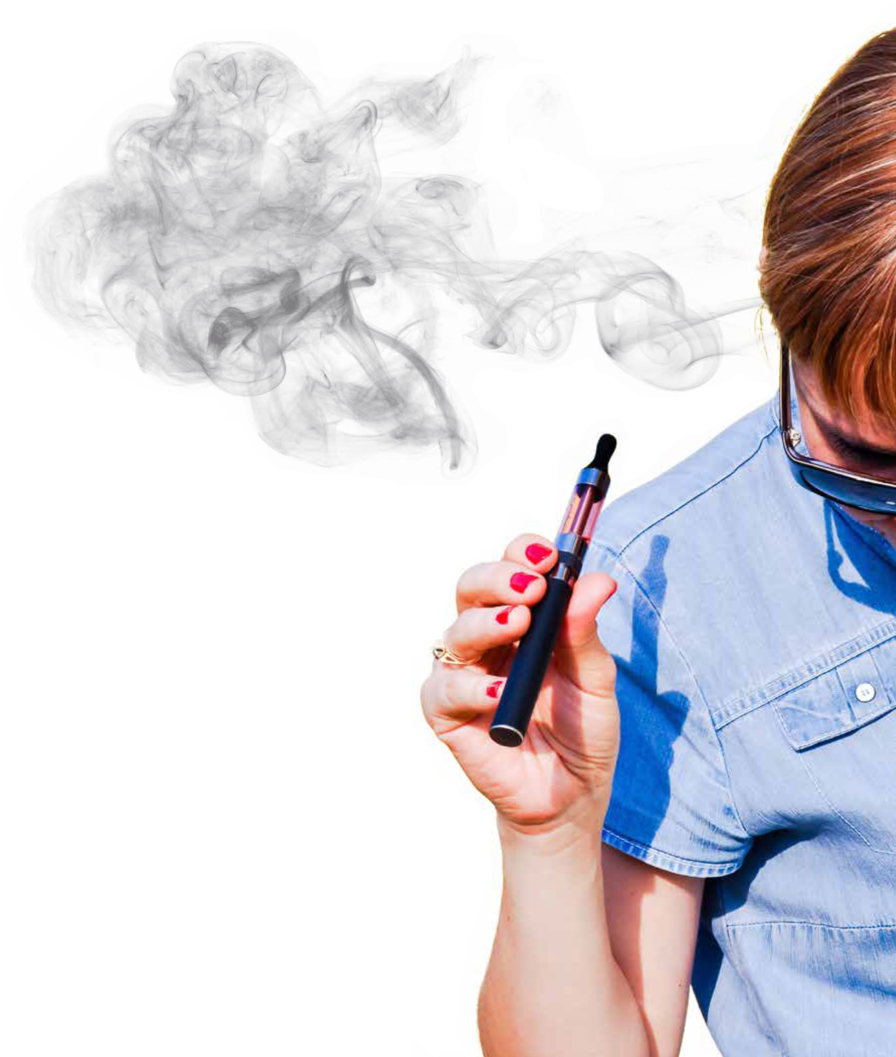 女子吸電子煙吐藍煙 壁紙 — 一個紅髮、戴太陽眼鏡的人，在純黑背景前手持電子煙，呼出一大團煙霧。