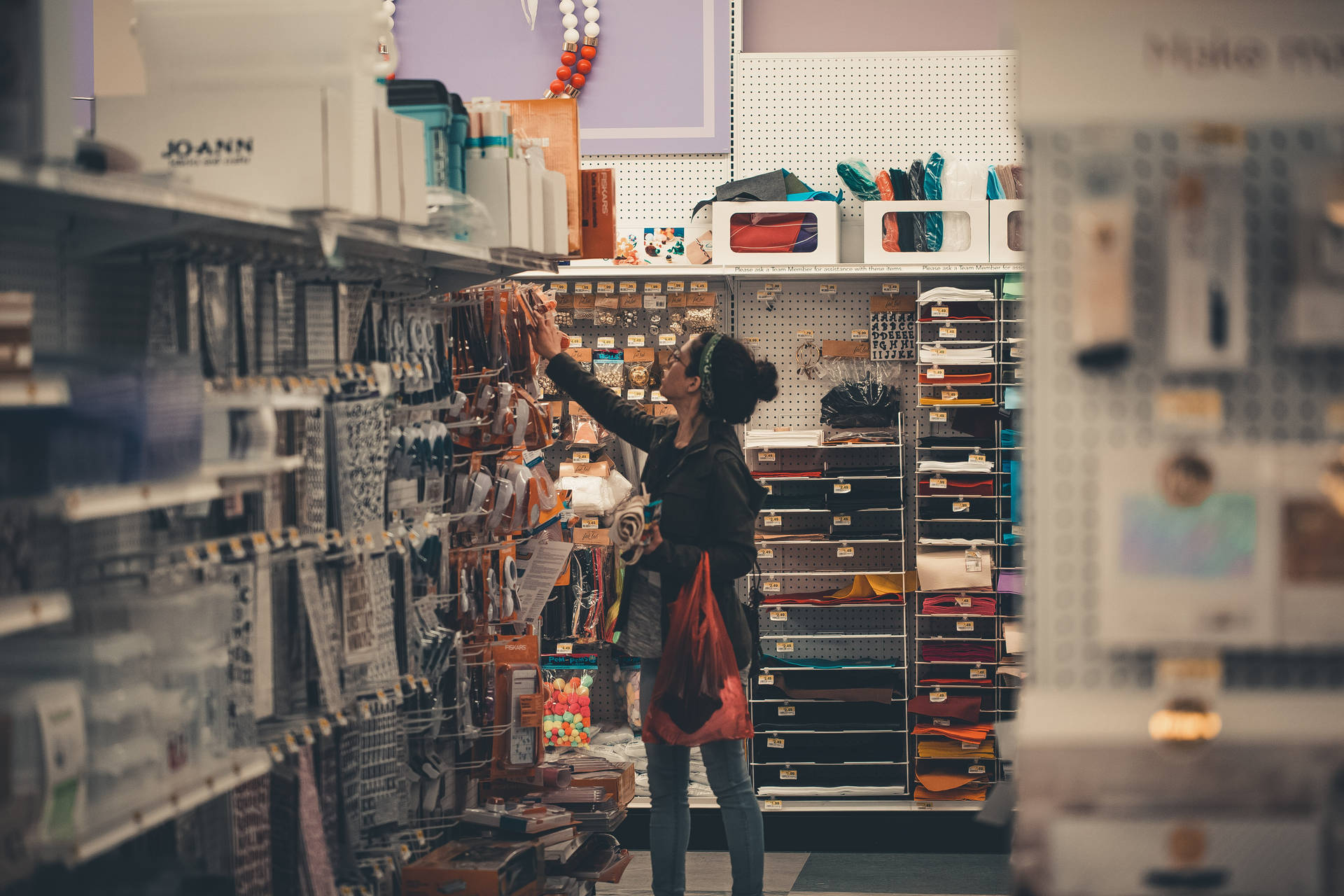 女人在商店通道瀏覽手工藝用品