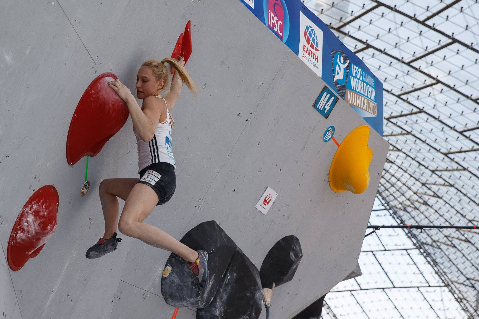 女性運動員在2015年IFSC世界盃慕尼黑站攀爬室內抱石牆。