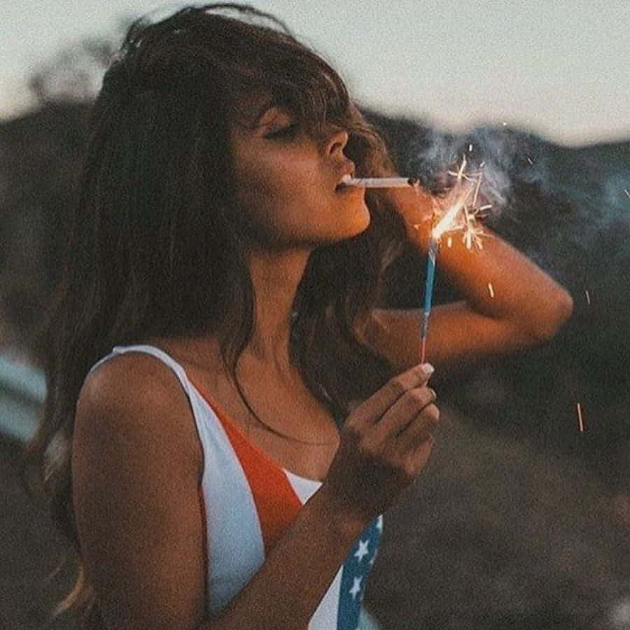 女子站在山丘上手持煙花 壁紙