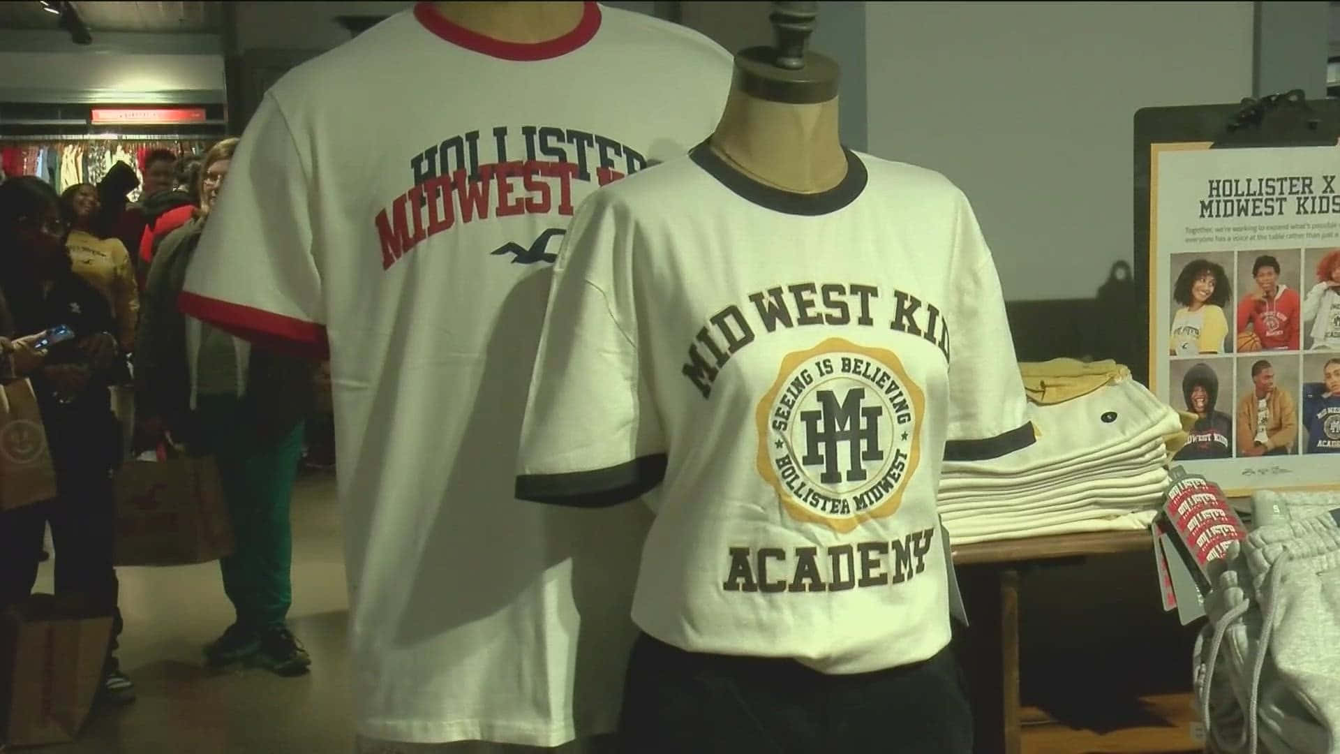服裝店內穿著Hollister Midwest Kids T恤的模特兒。