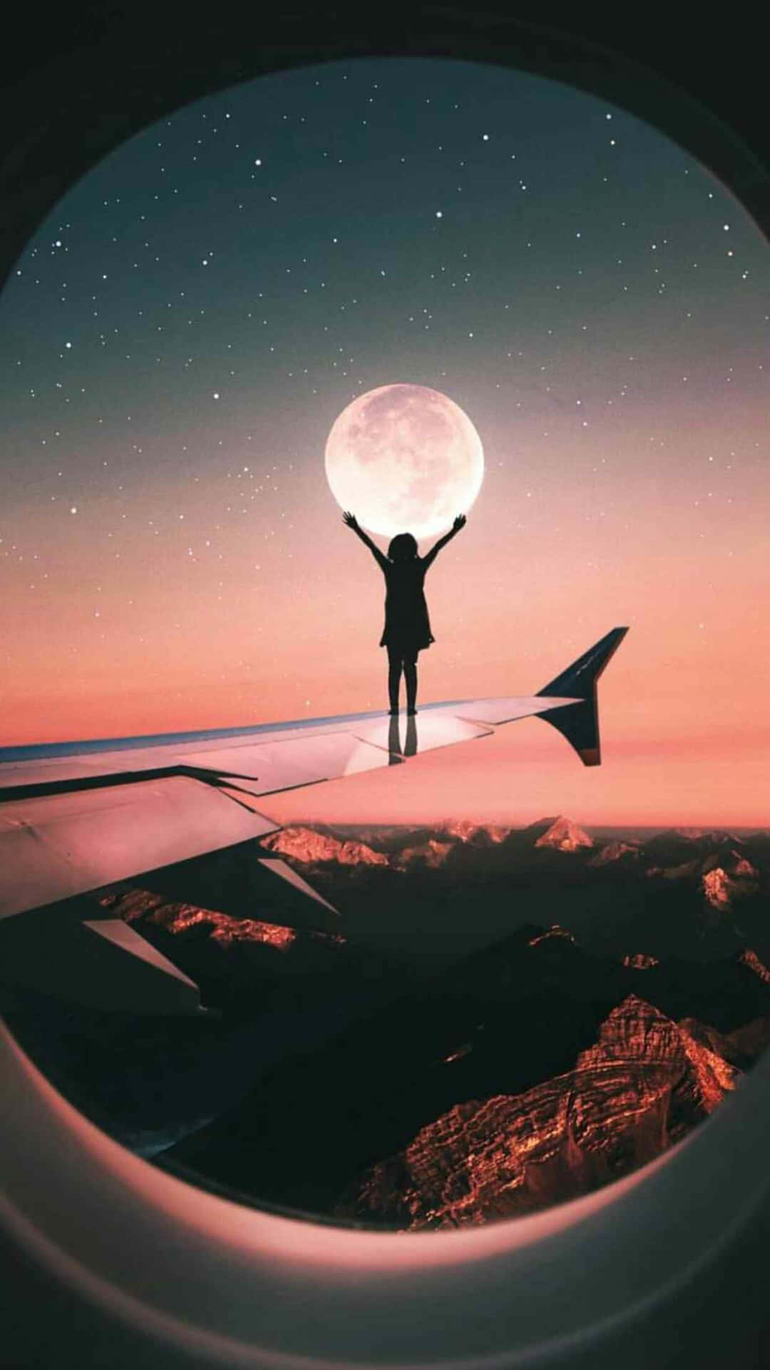 夜晚站在飛機機翼上伸手觸碰山上月亮的人