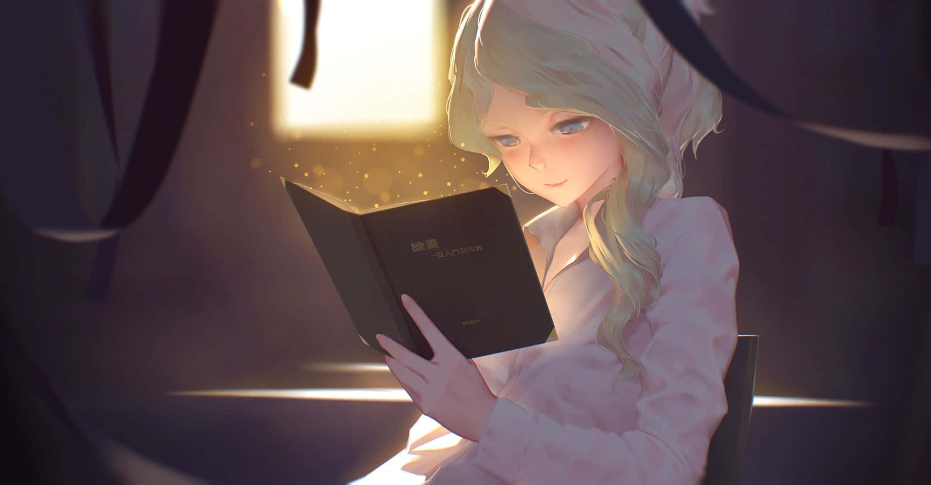 女孩在昏暗房間裡看書 壁紙