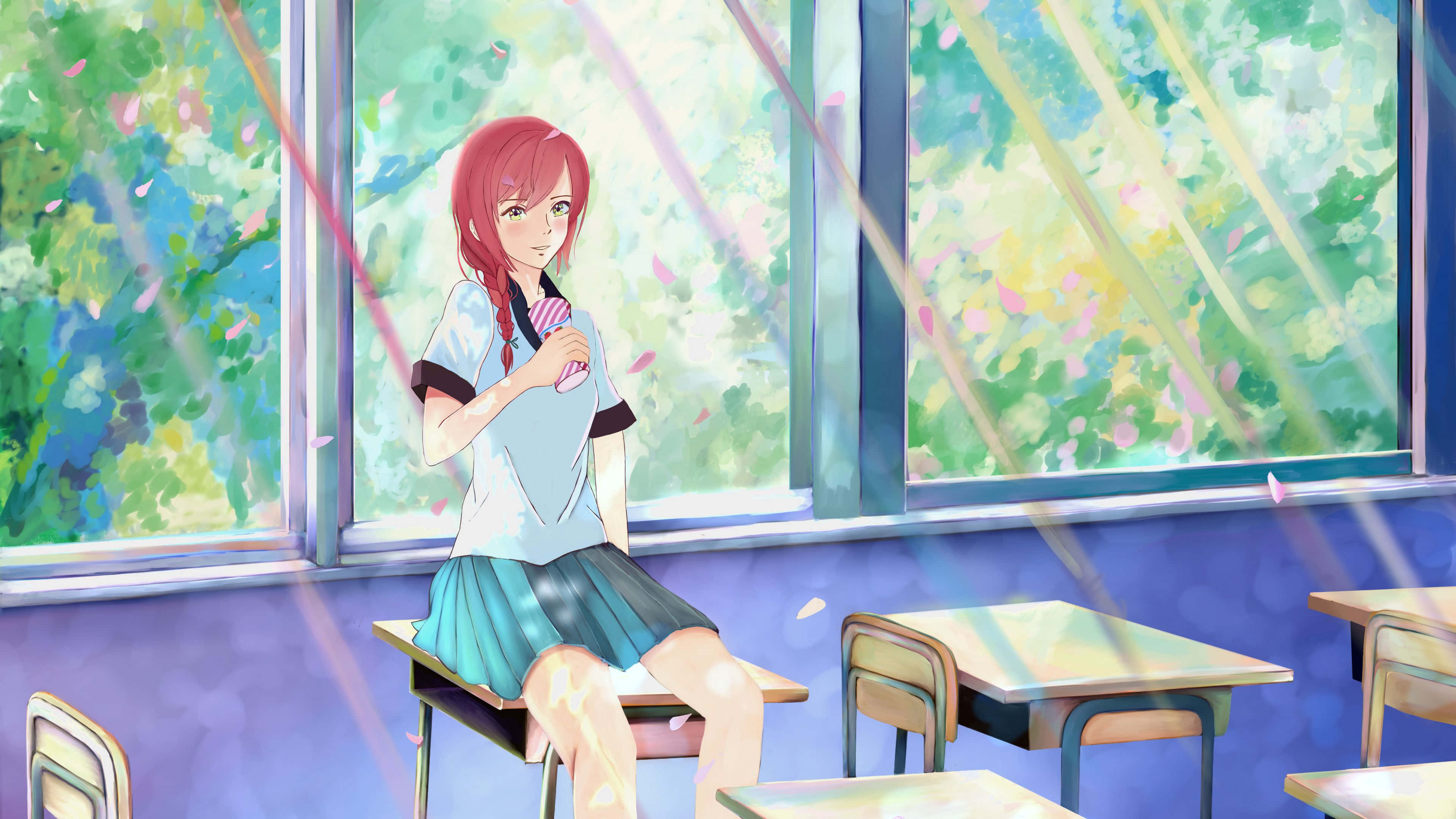 女孩坐在有窗戶的教室 壁紙 — 一位紅髮動漫女孩穿著校服，坐在陽光普照的教室書桌上，櫻花花瓣在光束中飄舞。