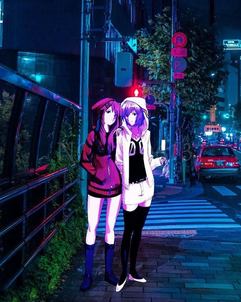 女孩夜生活低音藝術 壁紙 — 兩個動漫女孩在夜晚霓虹燈閃爍的東京街道上緊密站立，沐浴在發光招牌和交通帶來的電光藍和粉紅光中。
