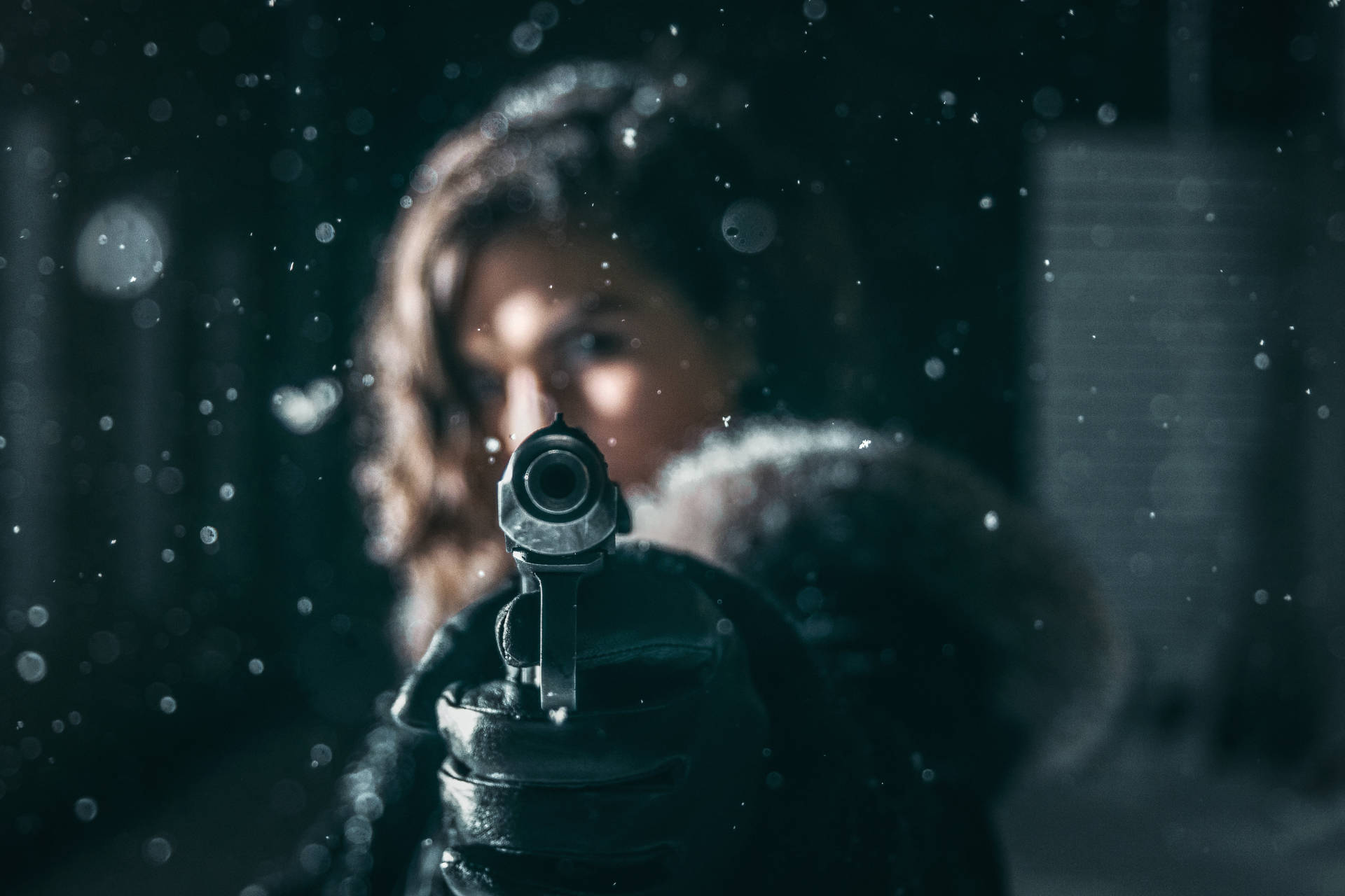 雪中女人持槍指向觀眾