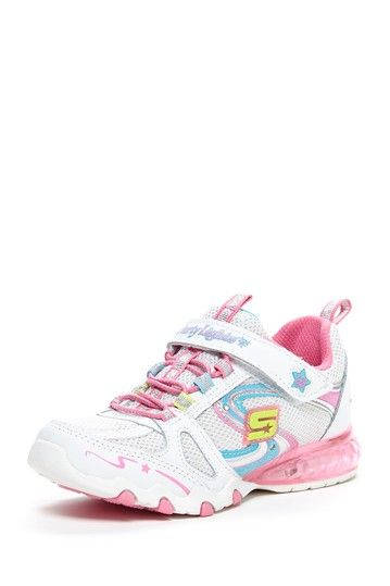 白色、粉紅色和藍色的Skechers兒童運動鞋，帶有發光鞋底和星星細節。